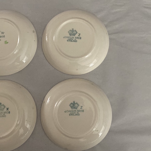 5 Johnson bros hand painted saucers. 4.25 inches in diameter. - Picture 7 of 9